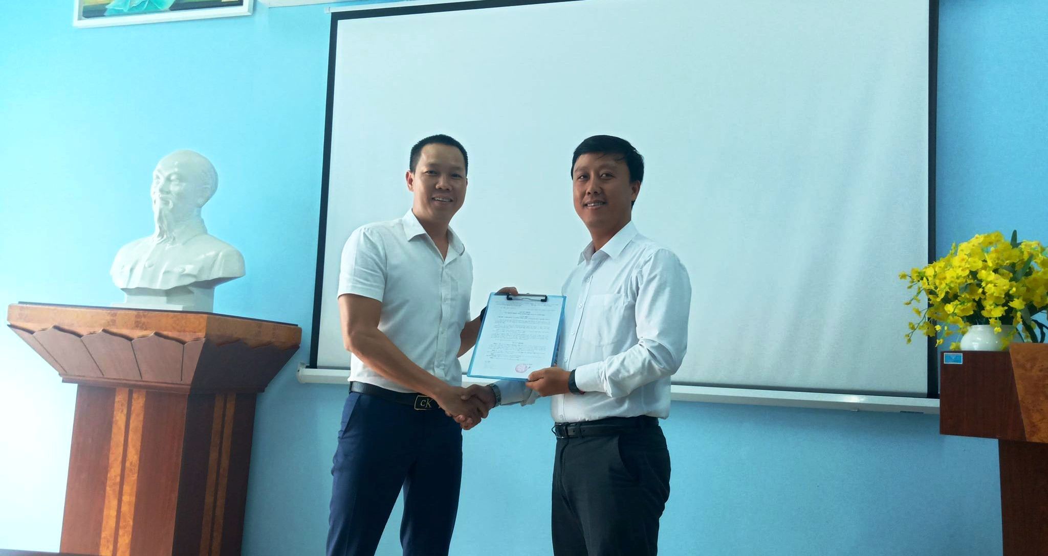 Ảnh. Ông Trần Văn tỵ trao Quyết định Ông Lê Quang Việt - Phó trưởng phòng Quản lý Khai thác hạ tầng